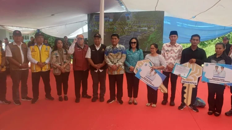 Gubernur Sulut Serahkan Kunci Huntap bagi Korban Erupsi Gunung Ruang