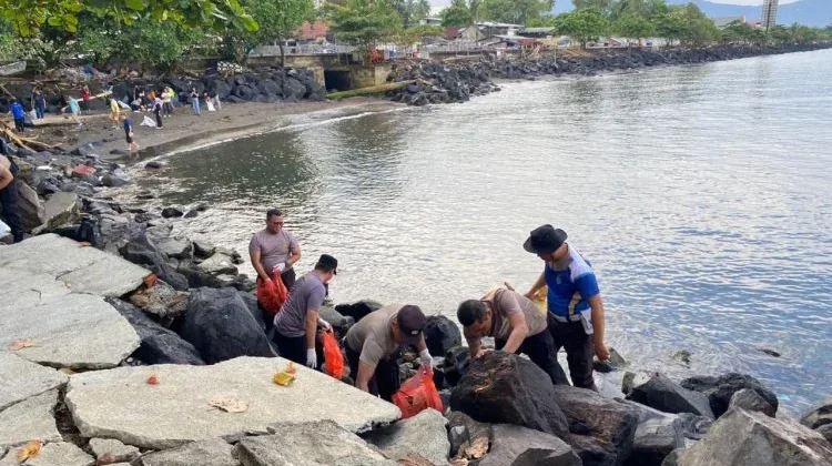 Polresta Manado Gelar Aksi Bersih-bersih Pantai Karangria