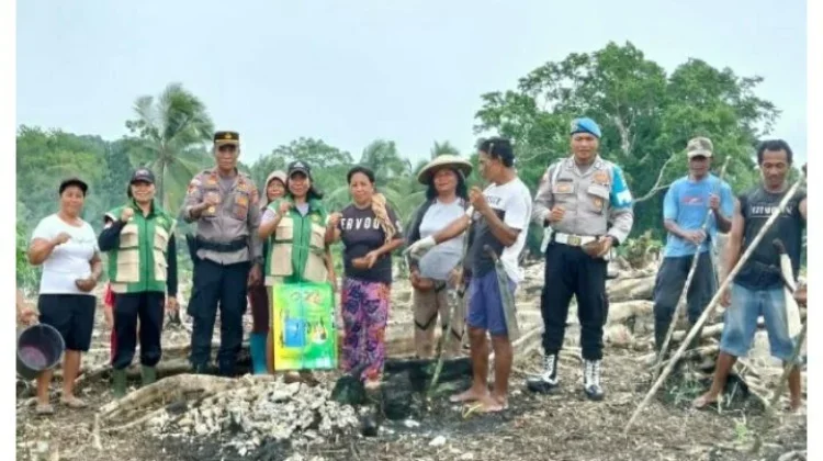 Kapolsek Melonguane  Tanam Jagung di Desa Tule