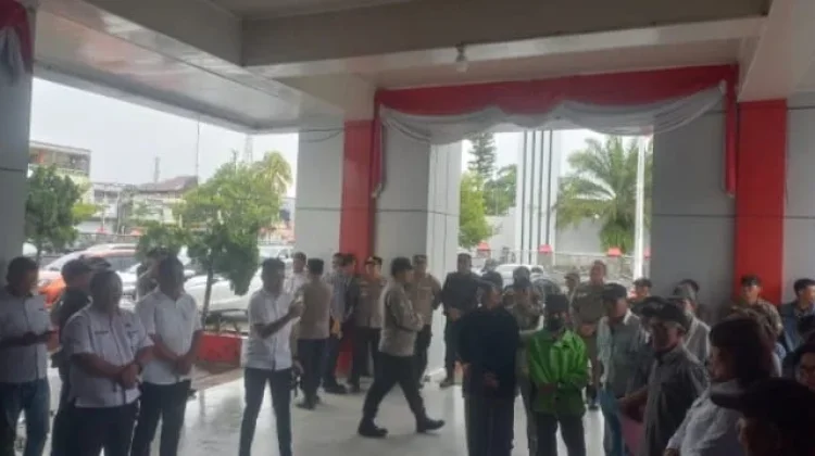 Warga Winebetan Protes Pencopotan Plt Hukum Tua
