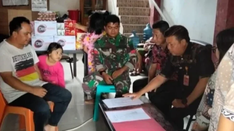 TNI Bantu Keluarga Kurang Mampu Urus Akta Kelahiran