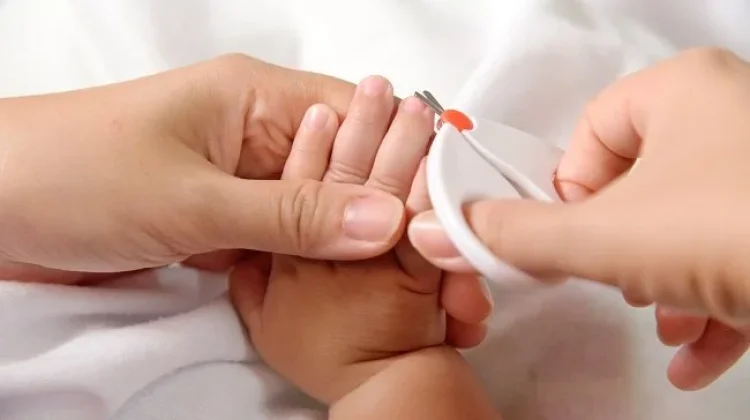 Memotong Kuku Bayi yang Aman
