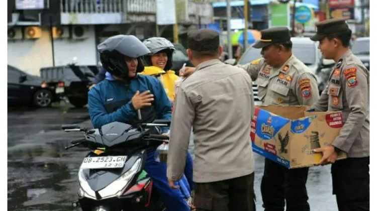 Polres Tomohon Bagikan Takjil Gratis