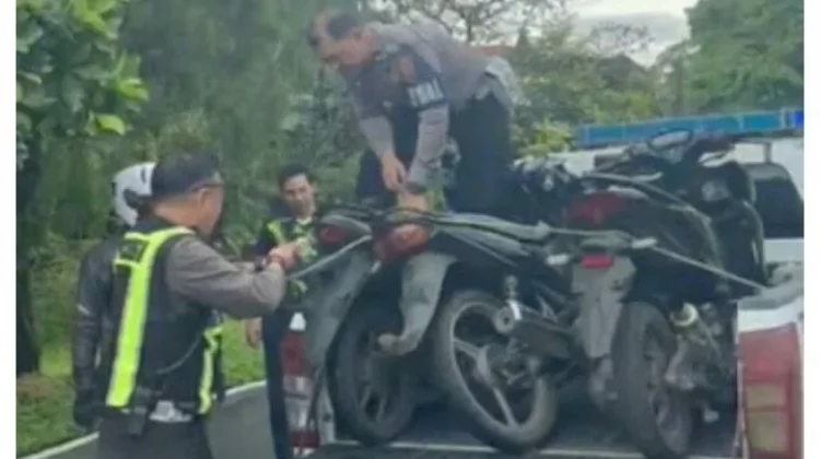Satlantas Polres Bitung Bubarkan Kerumunan Pemuda