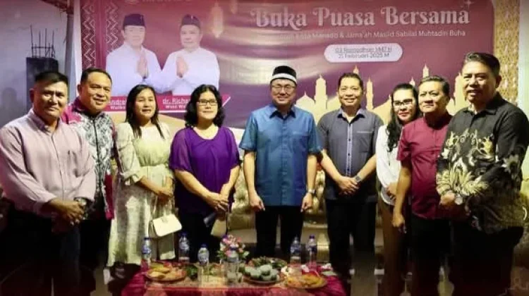 Kebersamaan Walikota Andrei Angouw dengan jemaah Masjid Buha