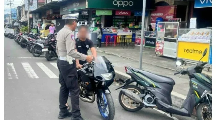 Satlantas Polres Tomohon Tegur Pemotor tanpa Helm SNI