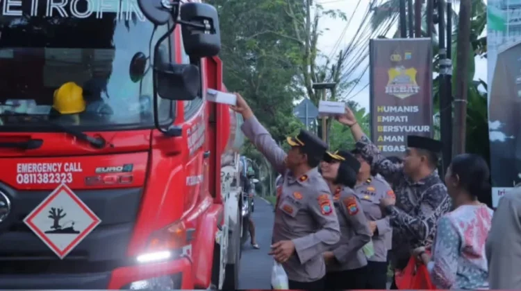 Jelang Buka Puasa, Polres Minut Bagikan Takjil Bagi Masyarakat