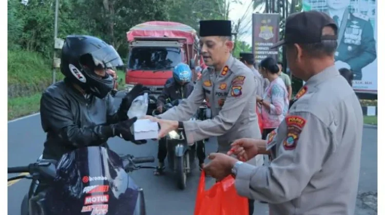Kapolres Minut Bagikan Takjil di Depan Mako Polres