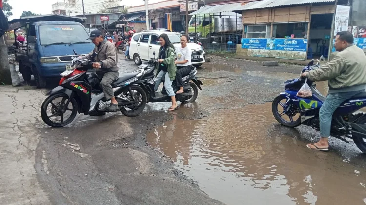Jalan Rusak Pasar Langowan Dikeluhkan Warga