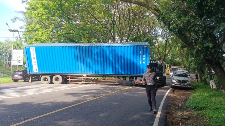 Bermuatan Rokok, Mobil Kontainer Nyaris Terguling di Ring Road Winangun