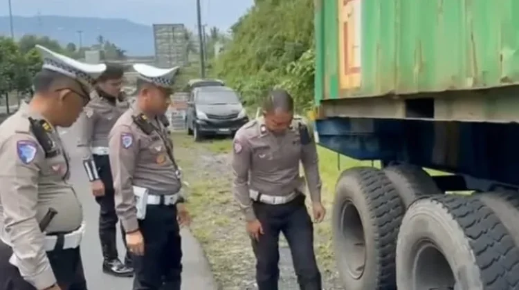 Tegas dan Terukur,Polres Minut Tertibkan Konteiner yang Parkir Liar
