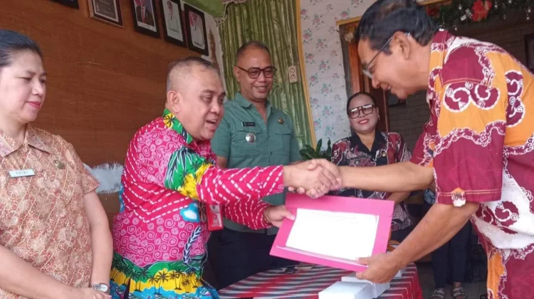 Penyerahan SK Pensiun Kaur Perencanaan Desa Paniki Baru