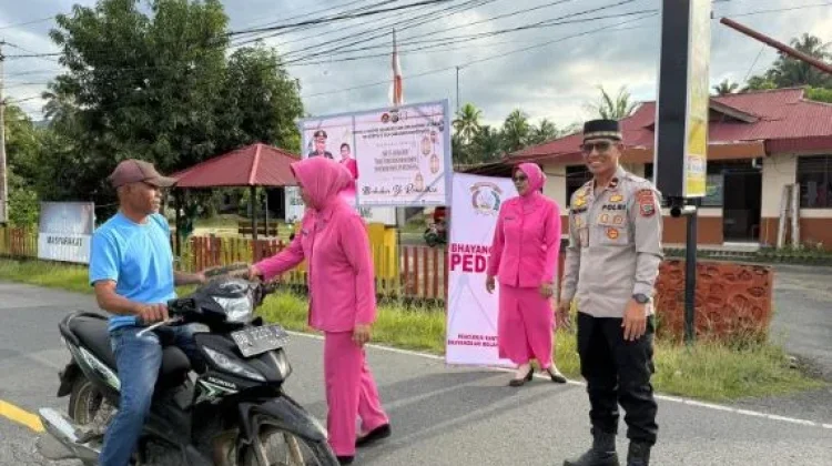 Kapolsek Bolangitang  Pimpin Kegiatan Bagi Tak’jil