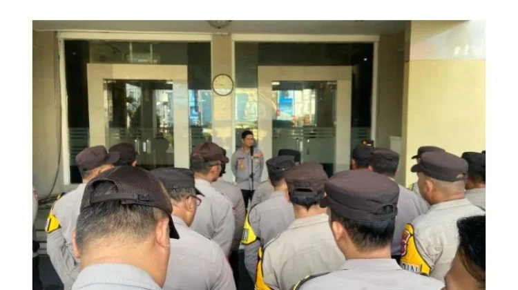 Kapolresta Manado Berikan Arahan kepada Bhabinkamtibmas Jajaran Polsek