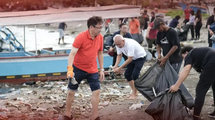 Bersih Bersih Pantai Karang Ria Manado