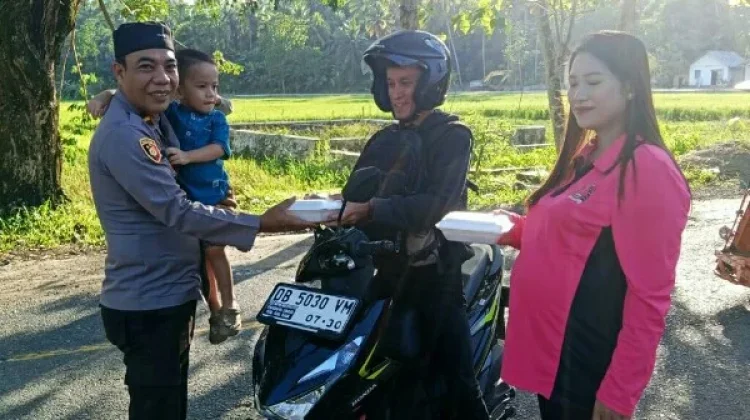 Polsek Pinagoluman Bagikan Takjil Kepada Masyarakat di Jalan Trans Sulawesi