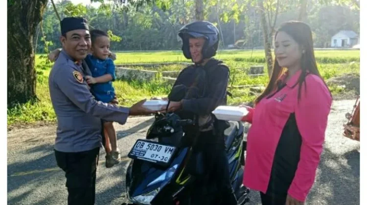 Polsek Pinogaluman Bagikan Takjil di Jalur Trans Sulawesi