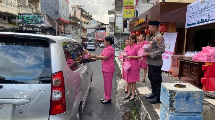 Berbagi Takjil di Momen Ramadan Polsek Wenang Bersama Bhayangkari