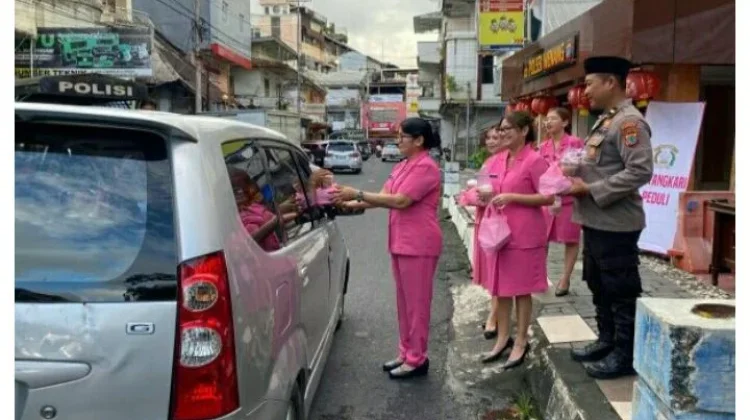Polsek Wenang dan Bhayangkari Bagikan Takjil untuk Pengendara