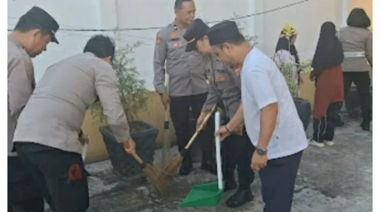 Polres Bitung Gelar Aksi Bersih-Bersih Masjid
