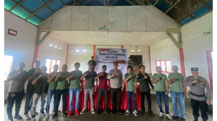 Sat Binmas Polres Tomohon Bekali Anggota Linmas