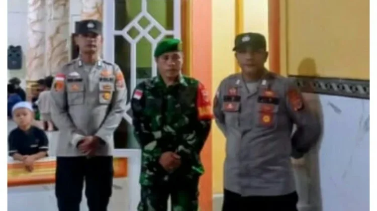 Polri TNI Kawal Sholat Tarawih di Masjid  Lirung