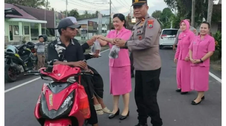 Polsek Likupang Bagikan Takjil Gratis kepada Pengguna Jalan
