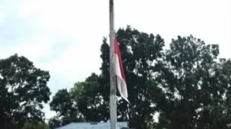 Wapres ke 6 RI Wafat, Kecamatan Dimembe Pasang Bendera Setengah Tiang