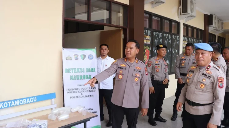 Kapolres Kotamobagu Awasi Langsung Pemeriksaan Urine Personel