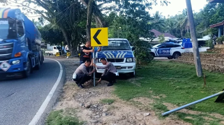 Satlantas Polres Kotamobagu Pasang Rambu Peringatan di Ruas Jalan AKD Lobong