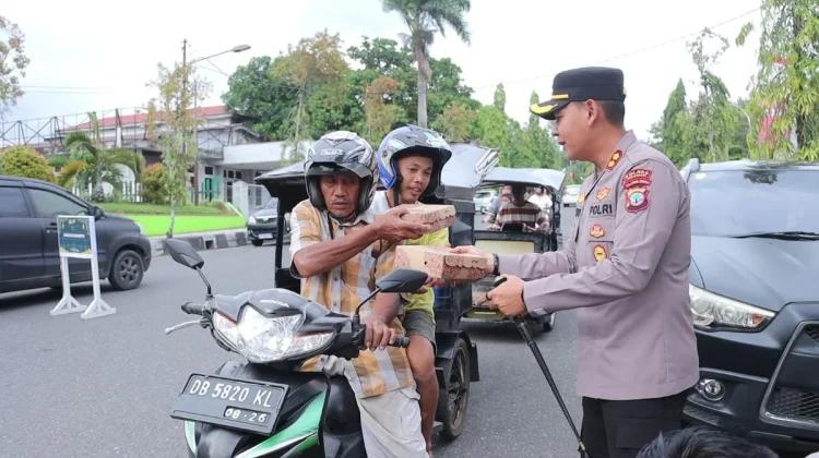 Kapolres Kotamobagu Bersama Bhayangkari Bagikan Takjil Kepada Pengguna Jalan