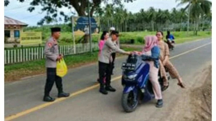 Polsek Nuangan Bagikan Puluhan Paket Takjil