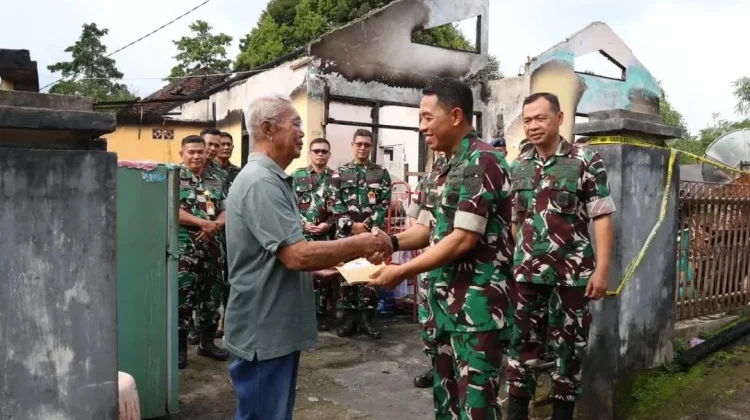 Lanud Sam Ratulangi Berikan Tali Asih kepada Purnawirawan TNI AU Korban Kebakaran