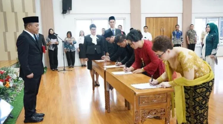Hendrik Pagiling Lantik Pejabat Non Manajerial dan Notaris di Sulawesi Utara