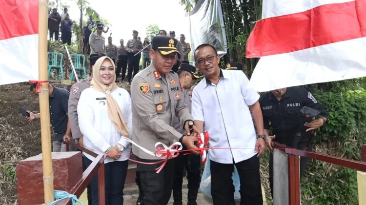 Kapolres Kotamobagu Resmikan Jembatan MOTABI di Kelurahan Biga