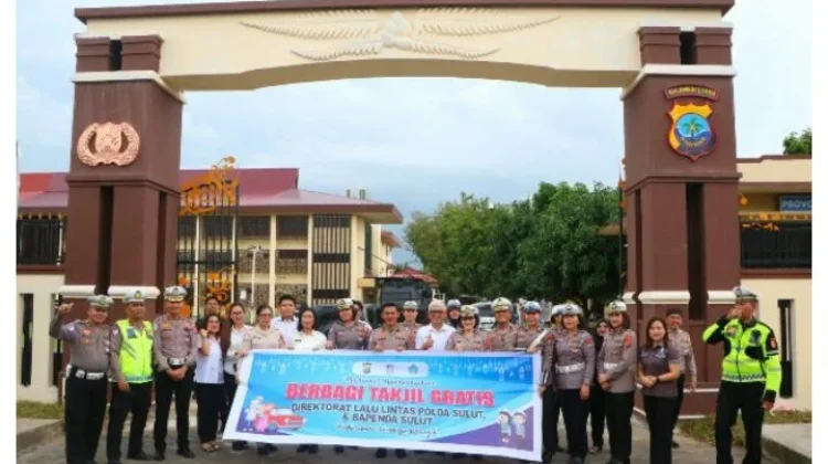 Bagi-Bagi 500 Paket Takjil di Depan Mapolda Sulut