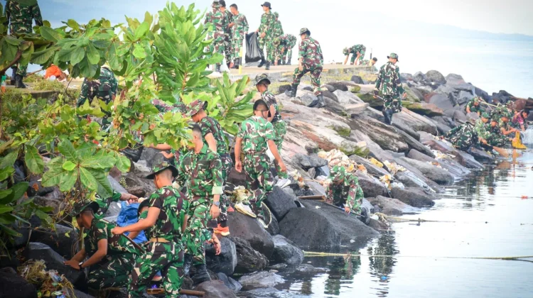 Prajurit Kodam  Merdeka Kembali Bersihkan Pesisir Pantai Karangria