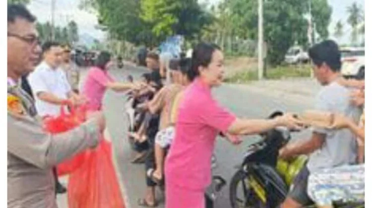 Polres Boltim Bagikan Takjil di Depan SPBU Tutuyan
