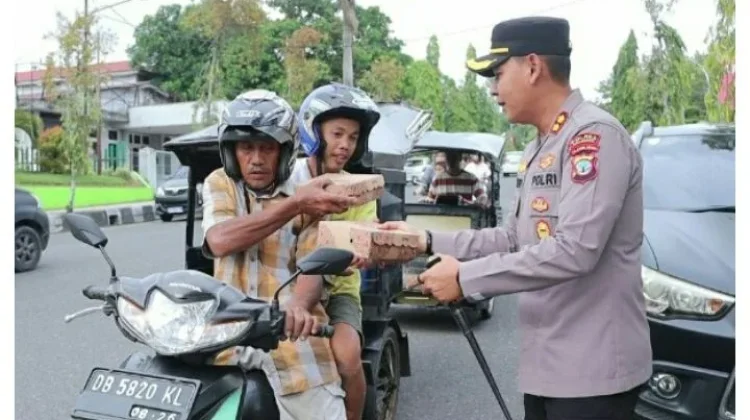 Kapolres Kotamobagu Turun Langsung Bagikan Takjil