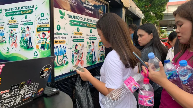 Program HIKMAH BI Ajak Pengunjung Tukar Botol Plastik Jadi Voucher Takjil