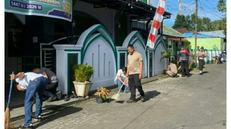 Wakapolres Minahasa Pimpin Kerja Bakti di Terminal dan Masjid