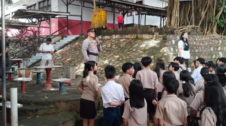 Kapolsek Wanea Edukasi Kamtibmas di SMP Negeri 4 Manado