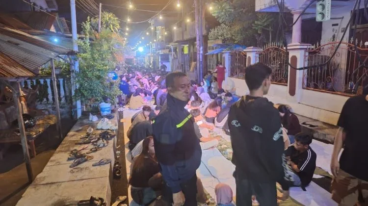 Bhabinkamtibmas Polsek Singkil Monitoring Kegiatan Sahur Warga Ketang Baru