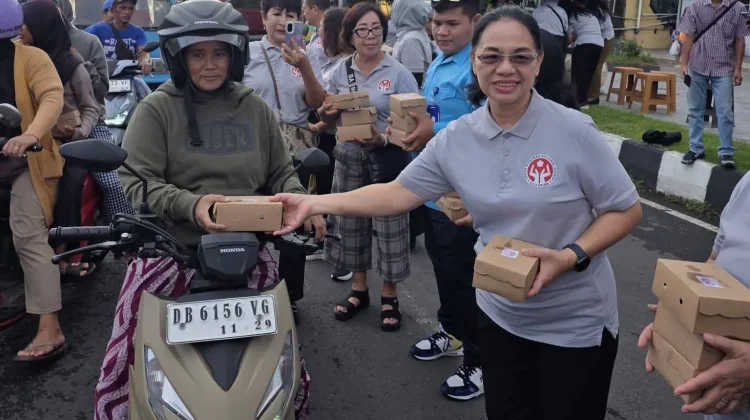 Ketua Dekranasda Kota Bitung Berbagi Takjil