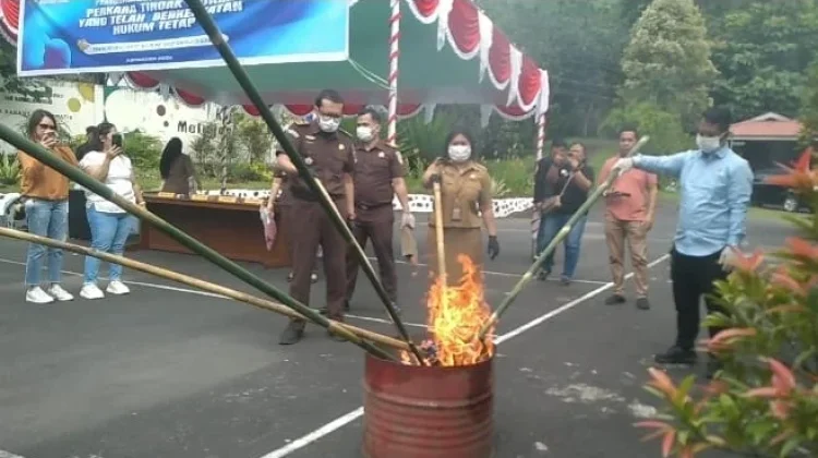 Kejari Airmadidi Musnahkan Barang Bukti dari 11 Kasus Pidana