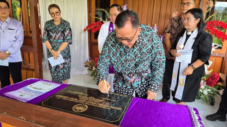 Bupati Robby Dondokambey Resmikan Pastori III GMIM Petra Sawangan