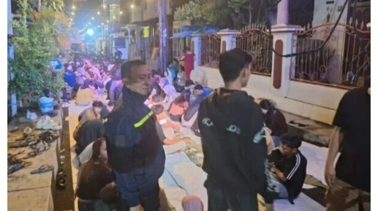 Polsek Singkil Kawal Tradisi Sahur Bareng Warga Ketang Baru