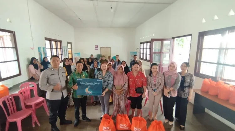 Bhabinkamtibmas dan Lurah Kotamobagu Salurkan Sembako Program BNI Berbagi