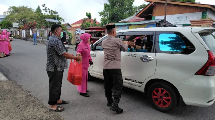 Polsek Kotamobagu Bersama Bhayangkari Bagi-bagi Takjil Kepada Masyarakat