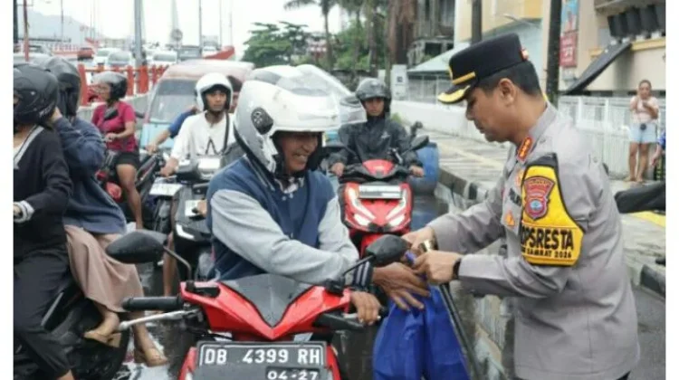 Kapolresta Manado Bagikan Takjil di Depan Mako